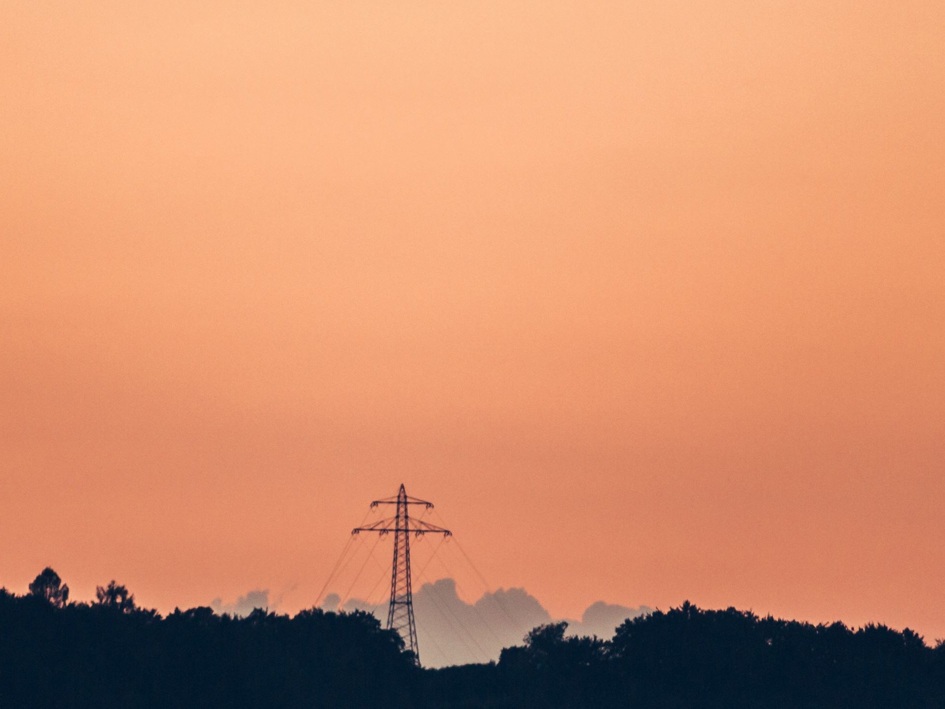 Strommasten am roten Horizont
