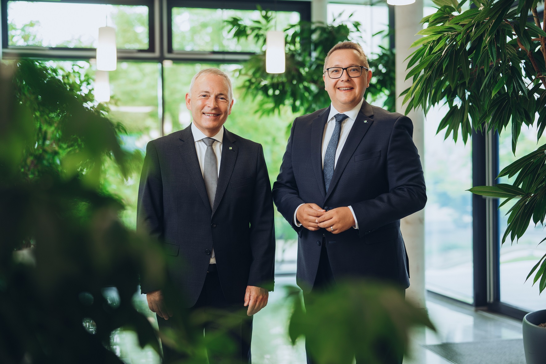 Energie Steiermark Vorstandssprecher Christian Purrer und Vorstandsdirektor Martin Graf freuen sich über das Top-Ergebnis beim GRESB-Nachhaltigkeits-Rating