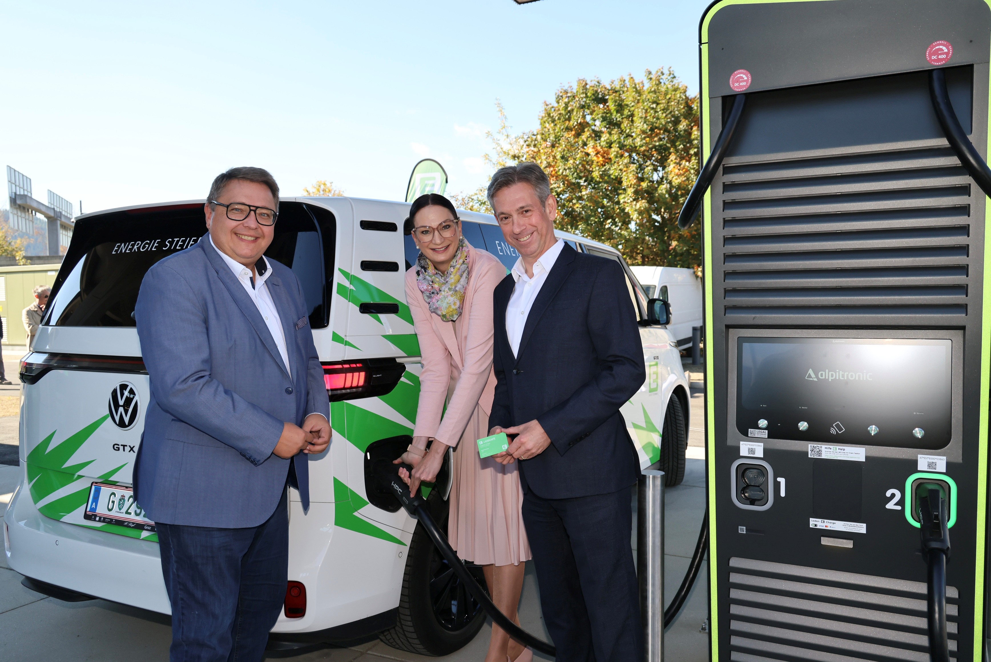 Energie Steiermark: Gerald G. und Barbara E. laden E-Auto in Graz