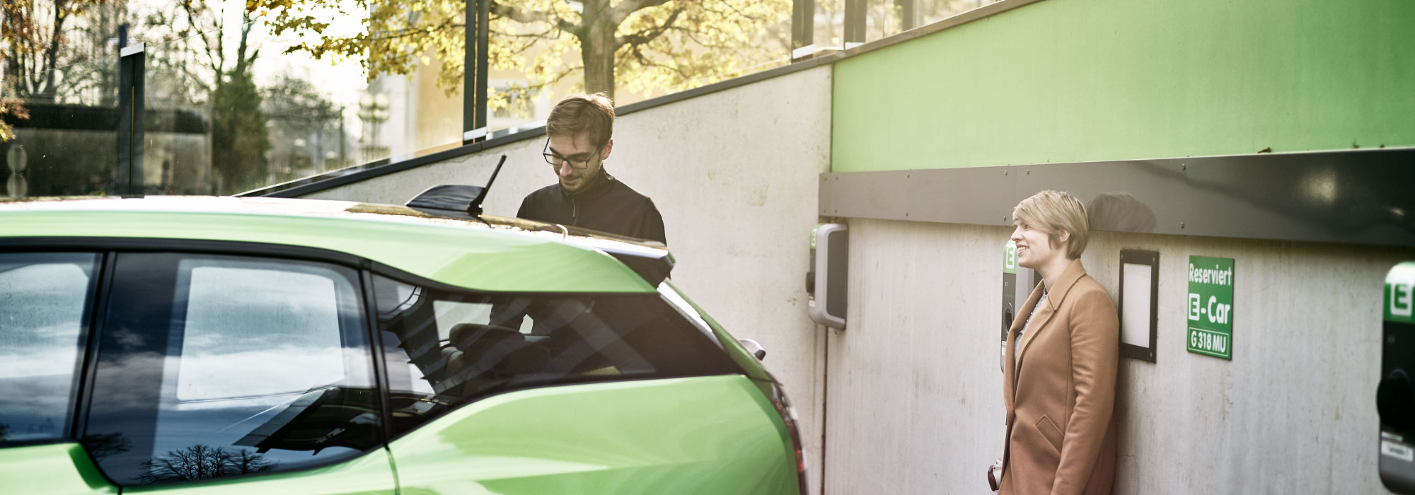 Paar lädt Elektroauto