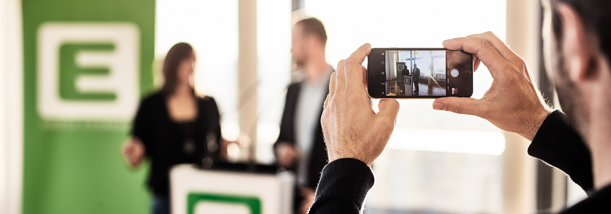 Pressemitteilung mit Handy gefilmt